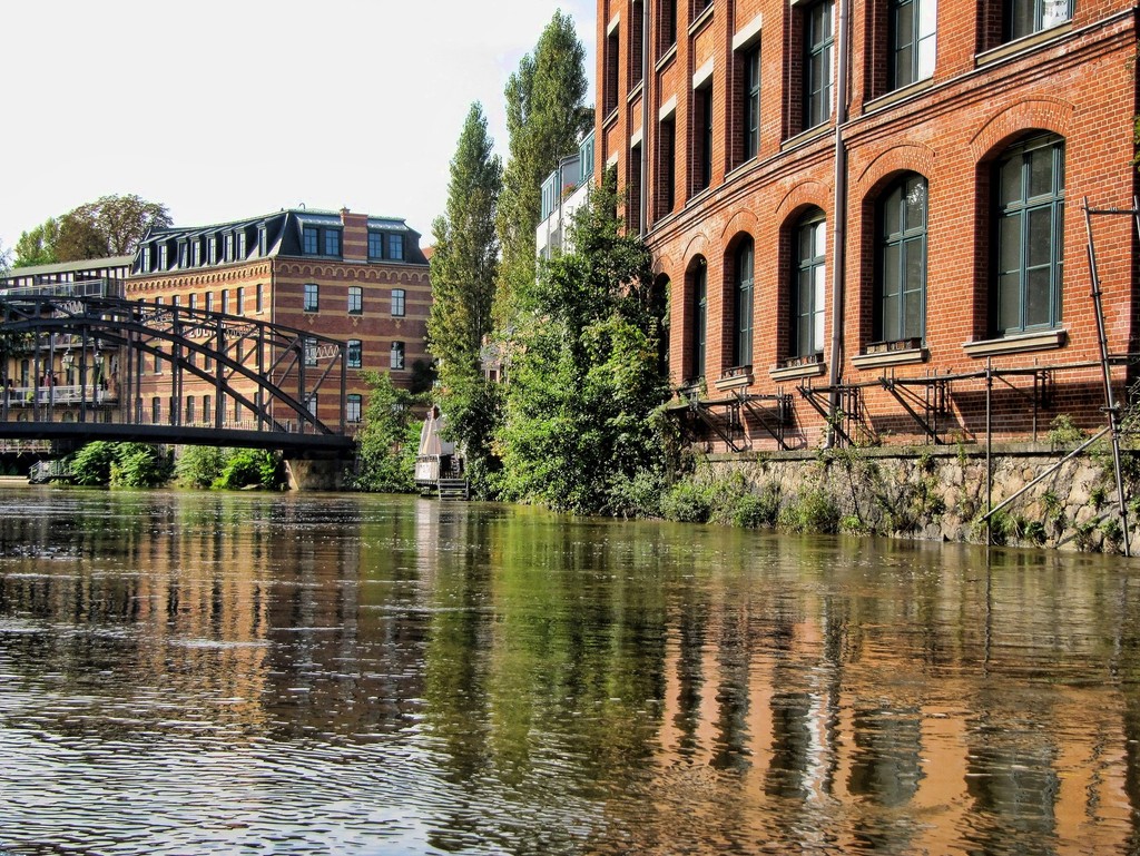 Fluss durch Leipzig mit umliegenden Häusern .jpg
				